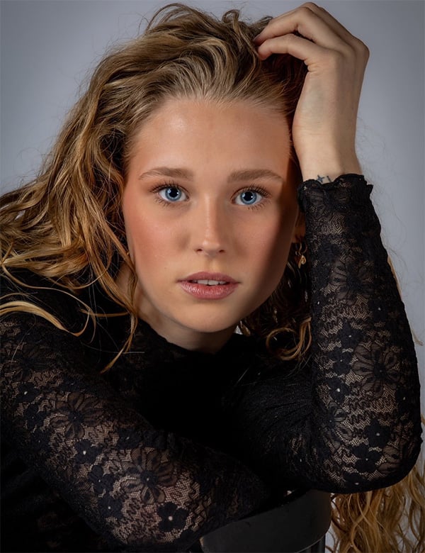 Vrouwelijk model met blond haar Loeka