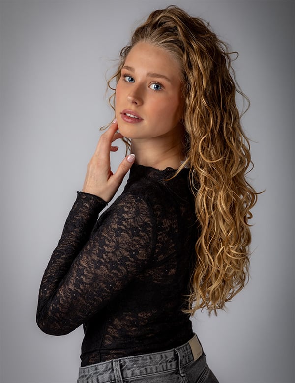 Vrouwelijk model met blond haar Loeka