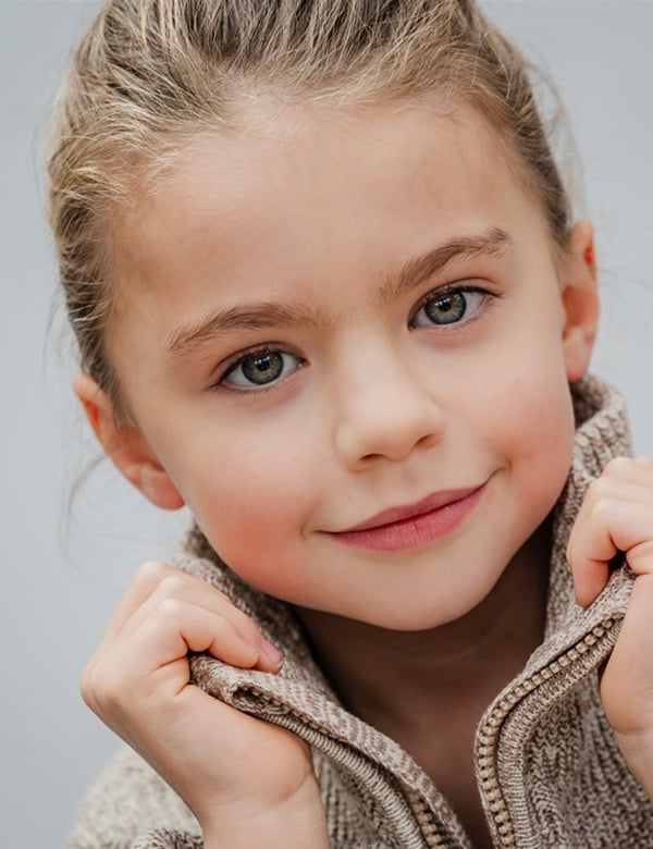 Kindermodel met halflang haar loïc