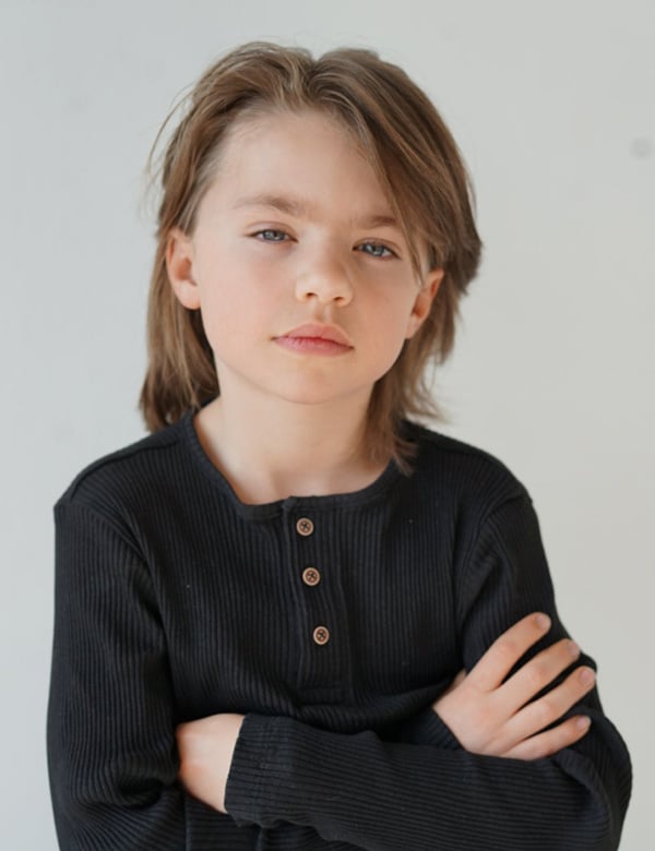 Kindermodel met halflang haar Loïc