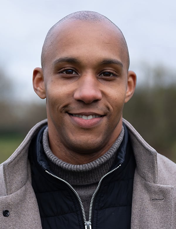 Mannelijk model met bruine ogen lorenzo