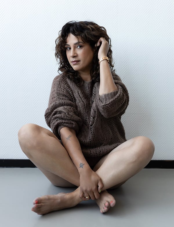 Vrouwelijk model met bruin krullend haar Marsha