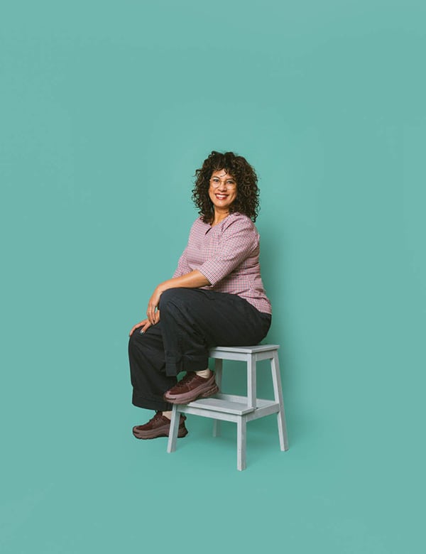 Vrouwelijk model met bruin krullend haar Marsha