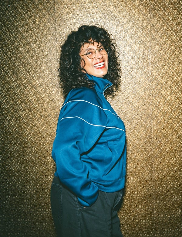 Vrouwelijk model met bruin krullend haar Marsha