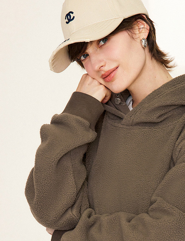 vrouwelijk model met kort haar Myrthe P.