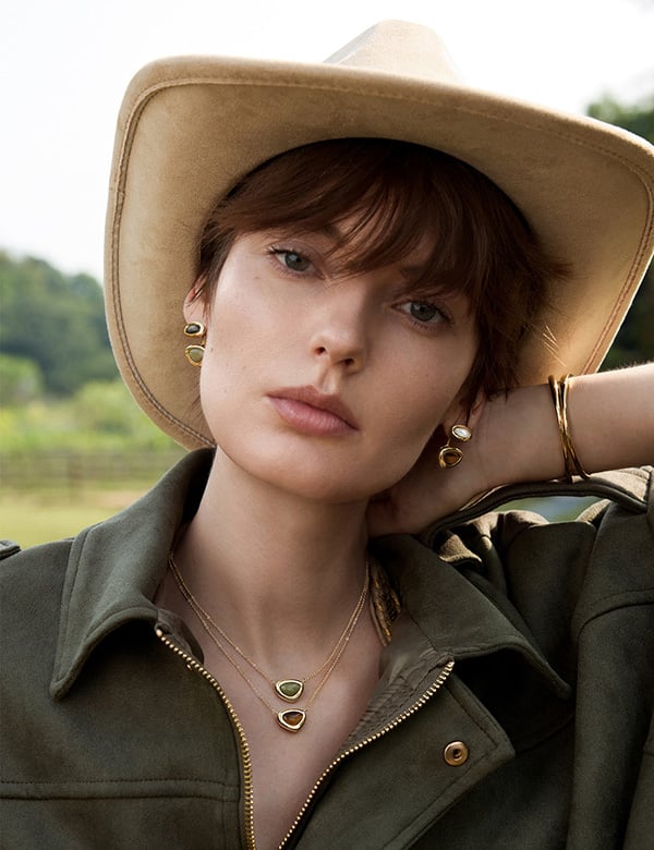 Vrouwelijk model met kort haar myrthe p.