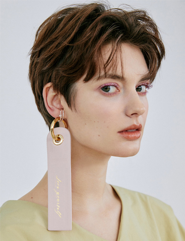 vrouwelijk model met kort haar Myrthe P.