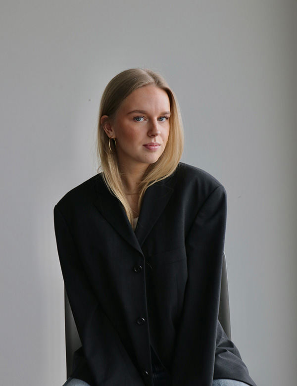 vrouwelijk model met blond haar Noa Gr.