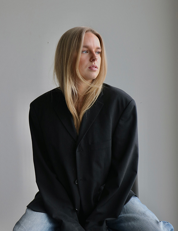 vrouwelijk model met blond haar Noa Gr.