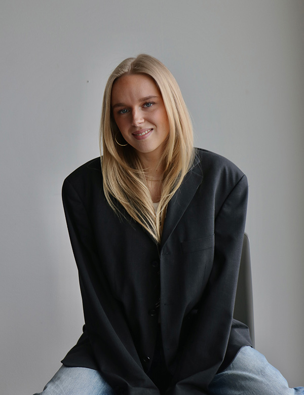 vrouwelijk model met blond haar Noa Gr.