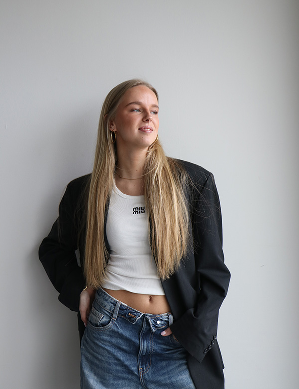 vrouwelijk model met blond haar Noa Gr.