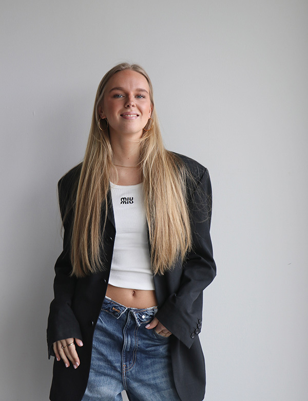 vrouwelijk model met blond haar Noa Gr.