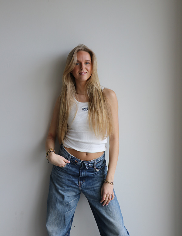 vrouwelijk model met blond haar Noa Gr.