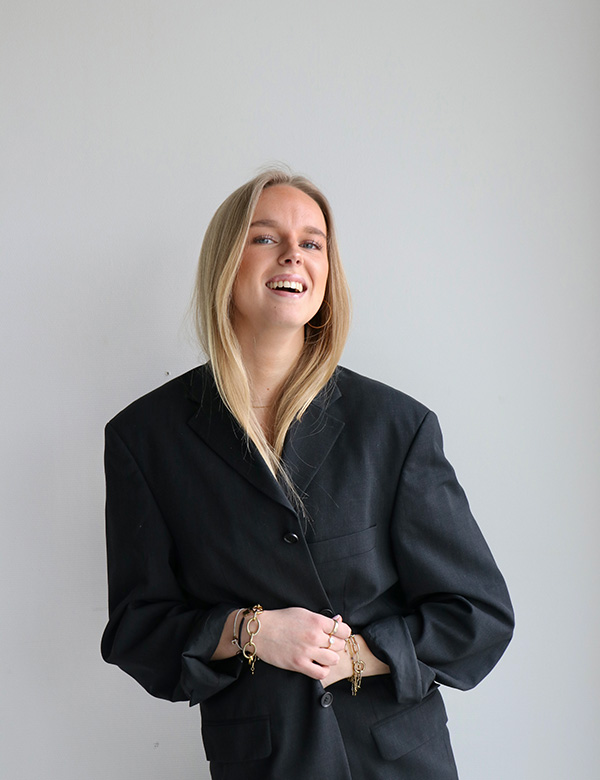 vrouwelijk model met blond haar Noa Gr.