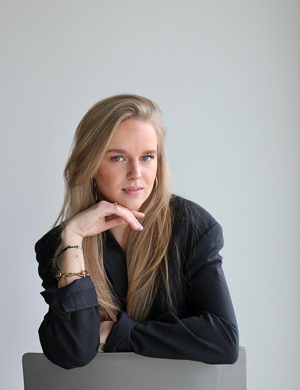 vrouwelijk model met blond haar Noa Gr.