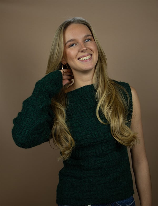 Vrouwelijk model met blond haar Noa Gr.