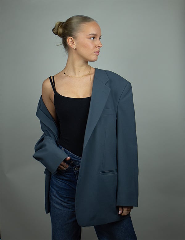 Vrouwelijk model met blond haar Noa Gr.