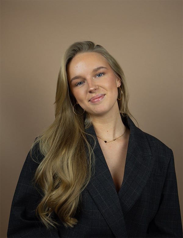 Vrouwelijk model met blond haar Noa Gr.