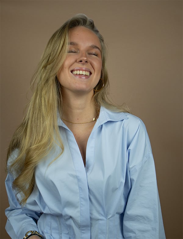 Vrouwelijk model met blond haar Noa Gr.