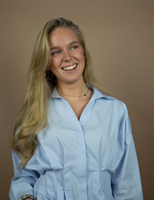 Vrouwelijk model met blond haar Noa Gr.