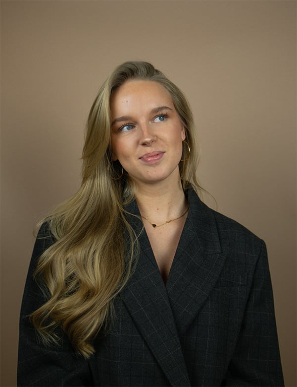 Vrouwelijk model met blond haar Noa Gr.