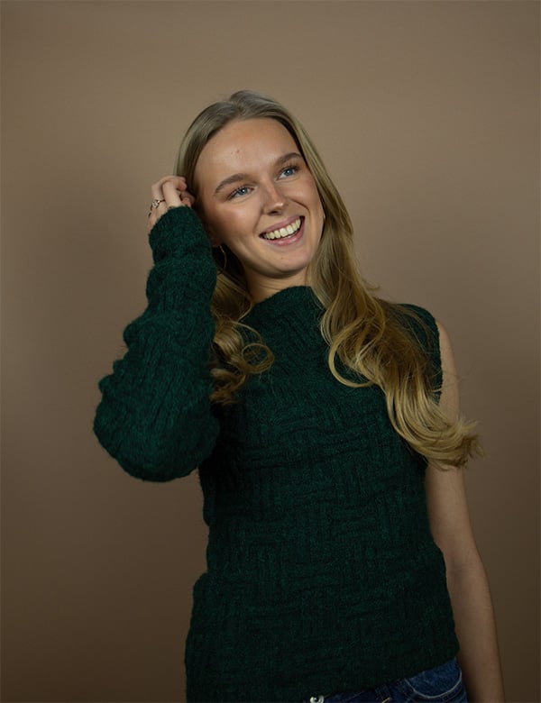 Vrouwelijk model met blond haar Noa Gr.