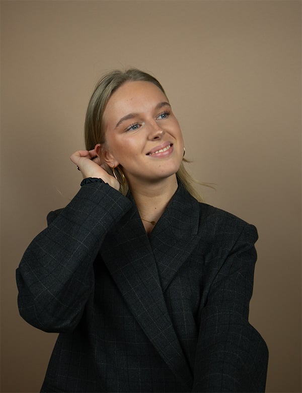 Vrouwelijk model met blond haar Noa Gr.
