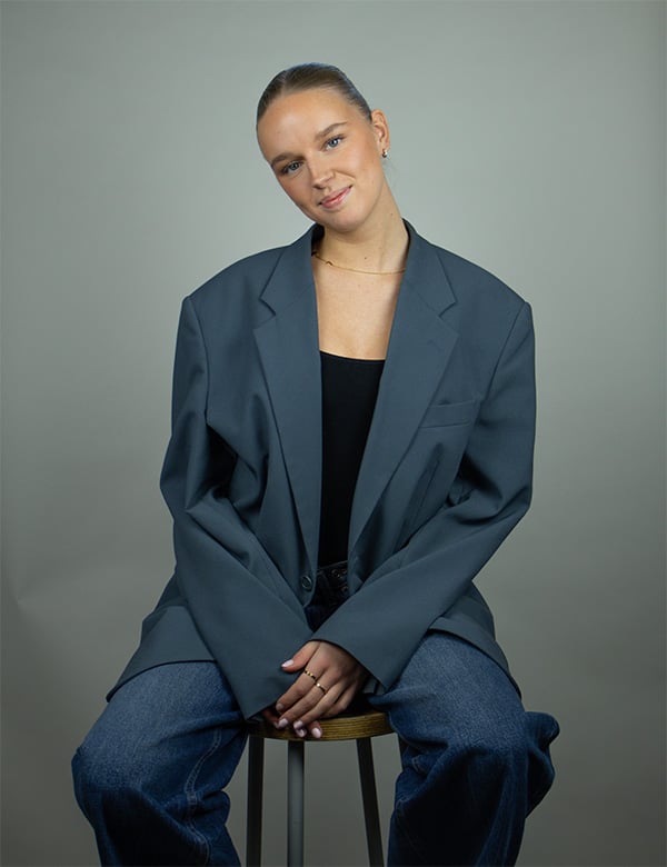 Vrouwelijk model met blond haar Noa Gr.