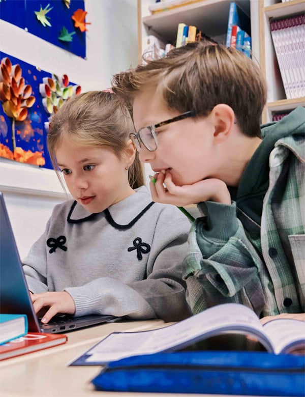 Kindermodel met donkerblond haar Zaïra en Yanoah