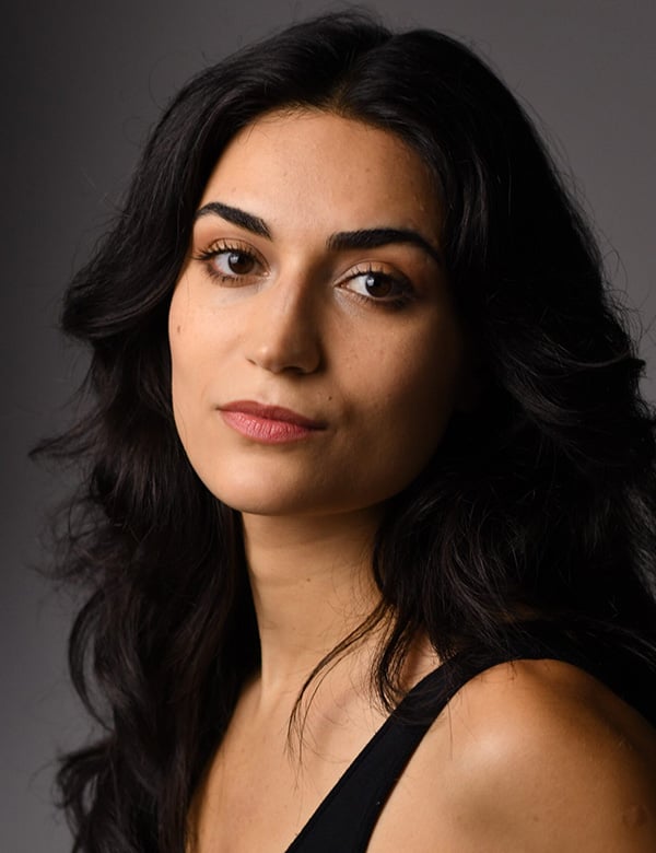 Vrouwelijk model met donker haar türkü