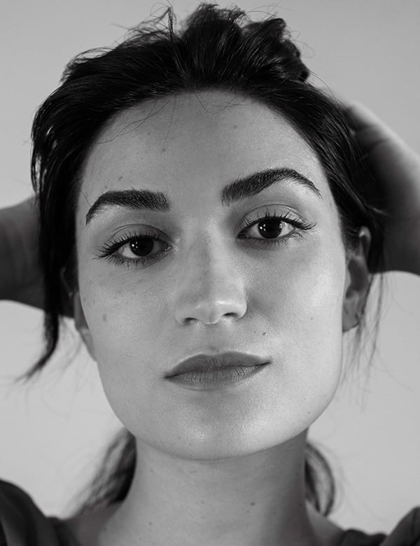 vrouwelijk model met donker haar Türkü