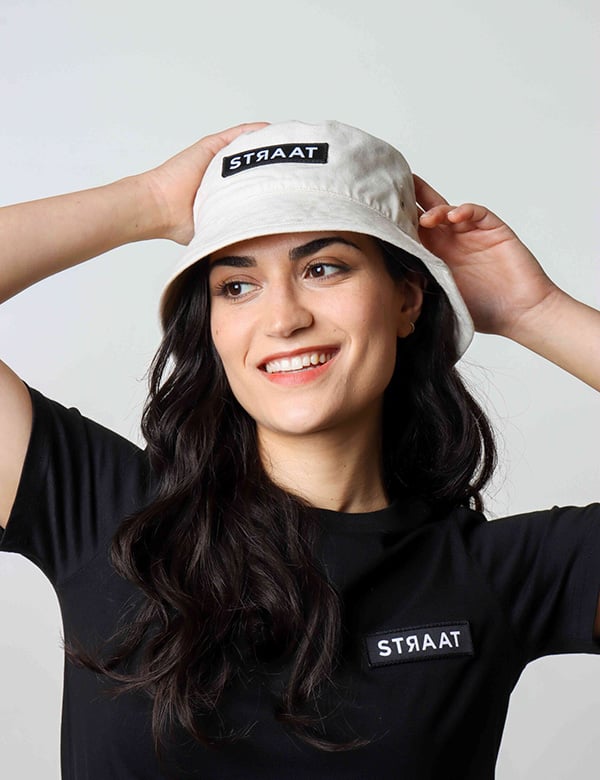 vrouwelijk model met donker haar Türkü