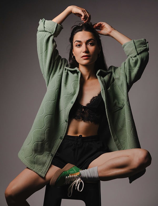 vrouwelijk model met donker haar Türkü