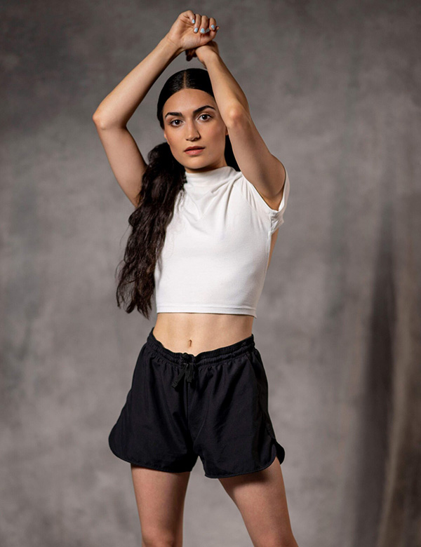 vrouwelijk model met donker haar Türkü