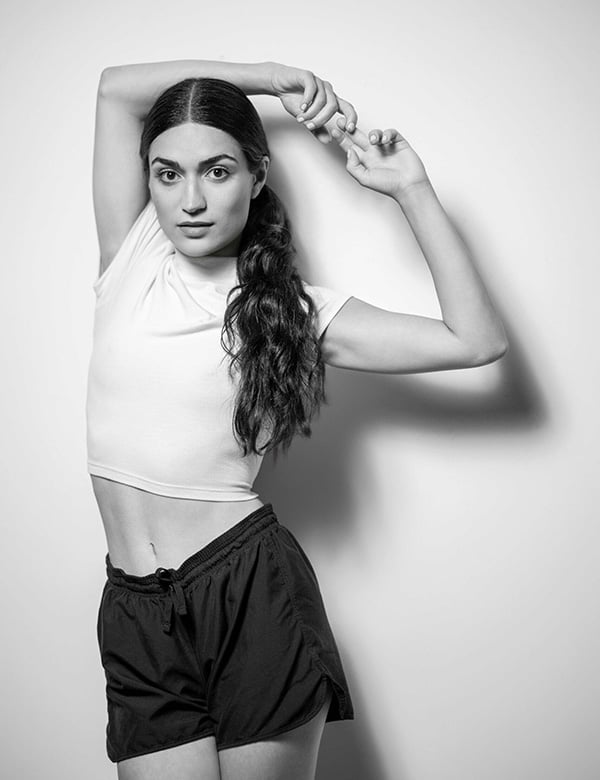 vrouwelijk model met donker haar Türkü