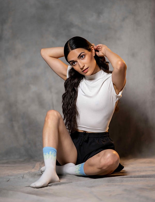 vrouwelijk model met donker haar Türkü