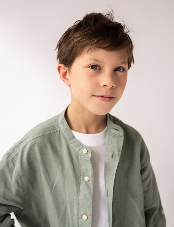 jongens kindermodel met donkerblond haar Yanoah.