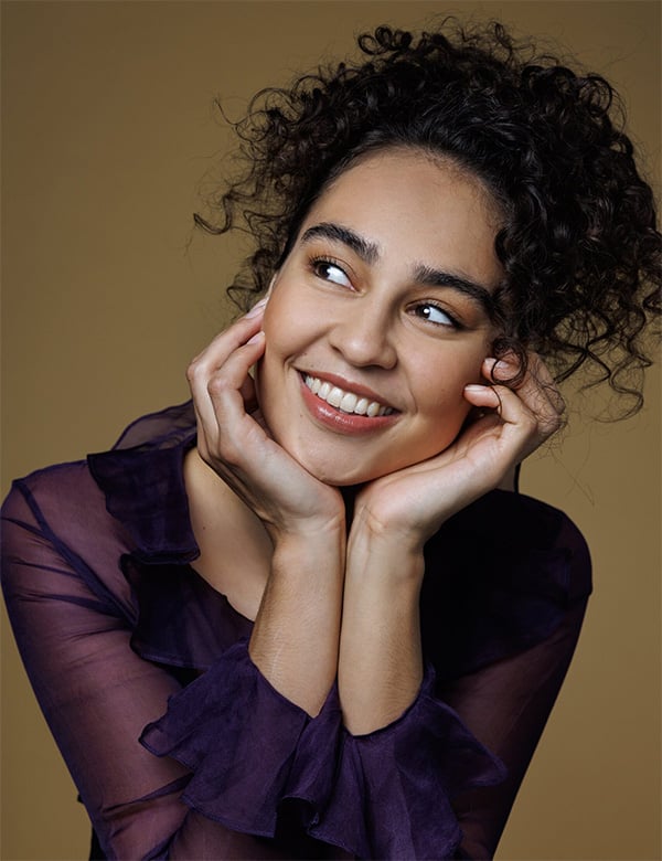 Vrouwelijk model met bruin haar Djin