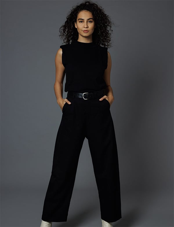 Vrouwelijk model met bruin haar Djin