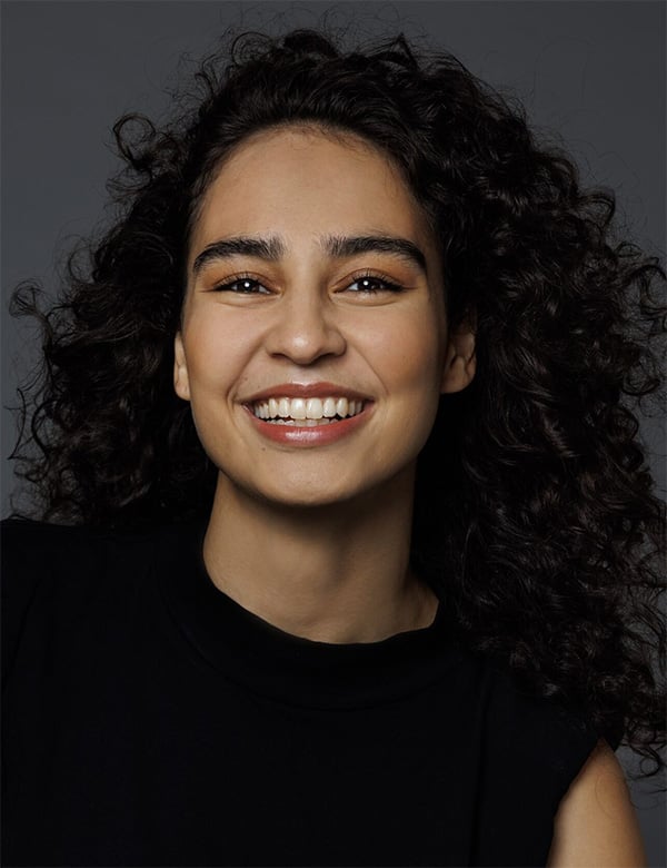 Vrouwelijk model met bruin haar djin