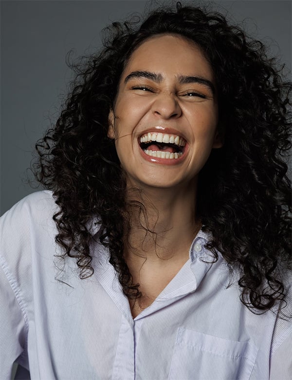 Vrouwelijk model met bruin haar Djin