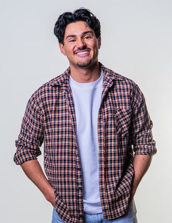 Mannelijk model met donkerbruin haar Emin