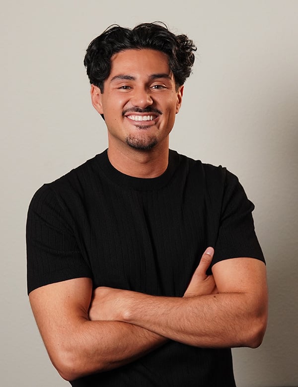 Mannelijk model met donkerbruin haar Emin