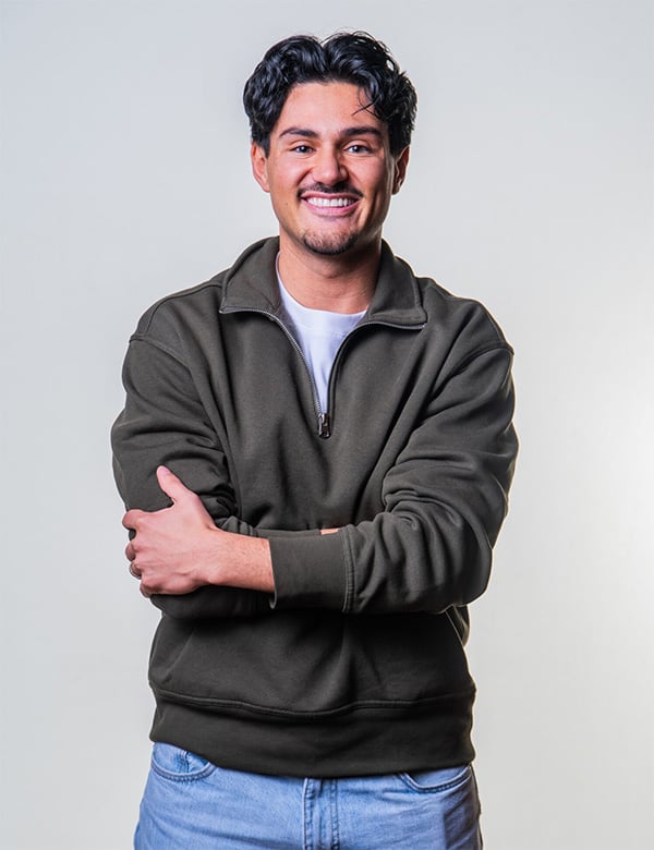 Mannelijk model met donkerbruin haar Emin