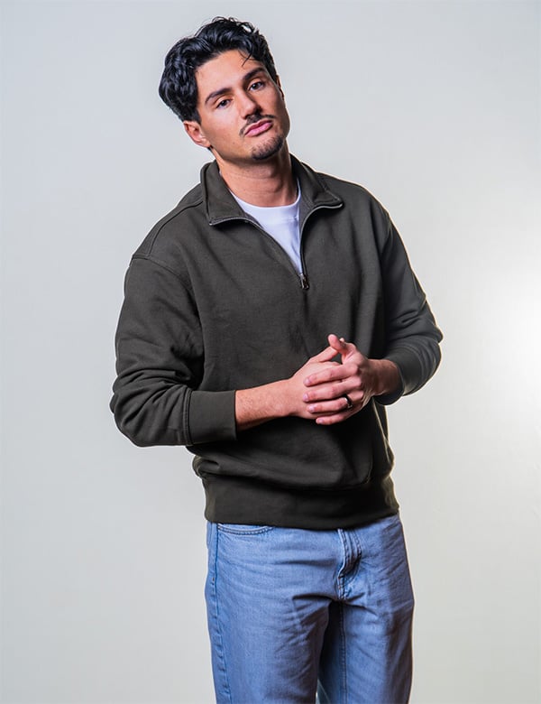 Mannelijk model met donkerbruin haar Emin