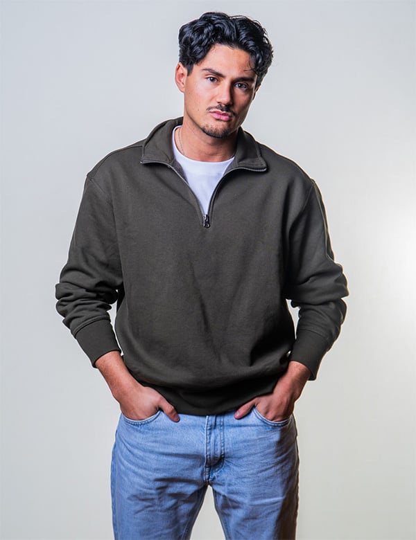 Mannelijk model met donkerbruin haar Emin