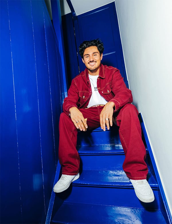 Mannelijk model met donkerbruin haar Emin