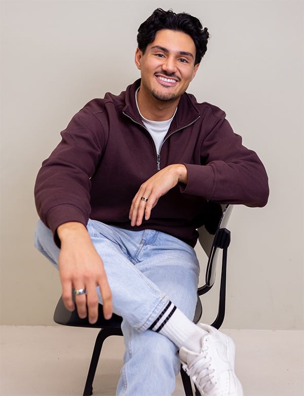 Mannelijk model met donkerbruin haar Emin