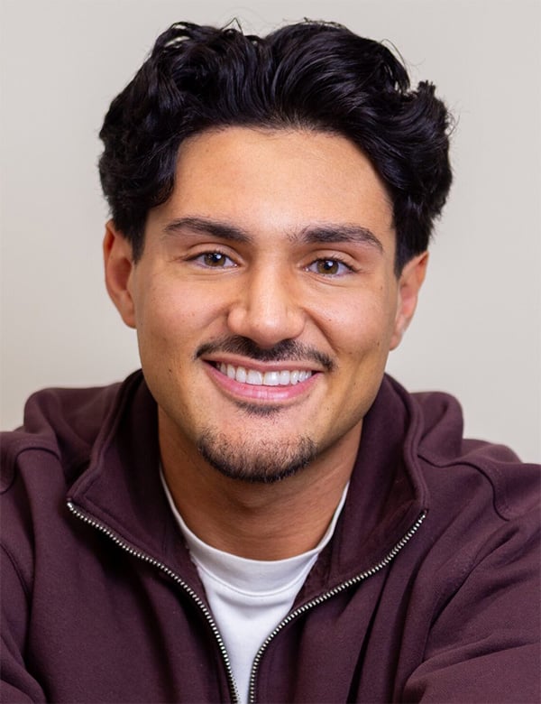 Mannelijk model met donkerbruin haar emin