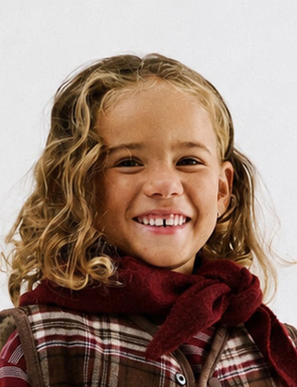 Kindermodel met bruin haar joy t.